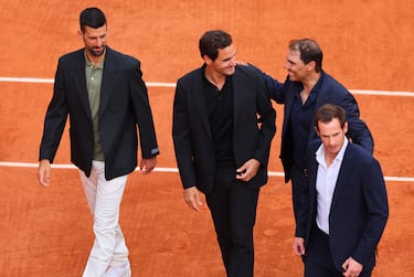 Roger Federer, Novak Djokovic y Andy Murray acompañan a Rafa Nadal durante su homenaje. 