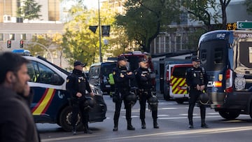 Varios agentes de Policía Nacional en las inmediaciones de la Embajada de EEUU en Madrid donde se ha recibido un paquete bomba, a 1 de diciembre de 2022, en Madrid (España). La Embajada de EEUU en Madrid ha detectado un sexto paquete con material pirotécnico de "características similares" a los neutralizados. En concreto, ha sido interceptado en el filtro de seguridad de la legación y se ha activado el protocolo policial pertinente. En dos días se han contabilizado un total de cincos paquetes o cartas explosivas dirigidas a la embajada de Ucrania en España, la empresa zaragozana Instalaza, la base militar de Torrejón, el ministerio de Defensa y el presidente del Gobierno.
01 DICIEMBRE 2022;BOMBA;EMBAJADA;SOBRE;EEUU
Eduardo Parra / Europa Press
01/12/2022