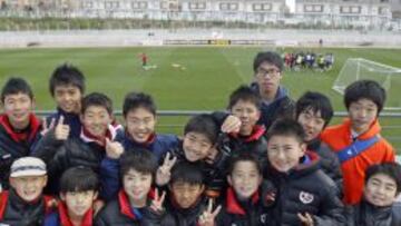 Los niños presenciaron la sesión y se fotografiaron con Paco y el primer equipo.