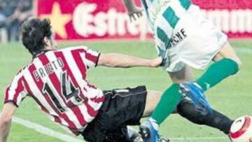 <b>PENALTI MUY CLARO. </b>Prieto agarró de la camiseta y tiró a Joaquín dentro del área, pero Puentes Leira no señaló la pena máxima.