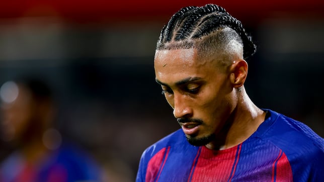 Flick no perdona: Raphinha no fue titular por retraso