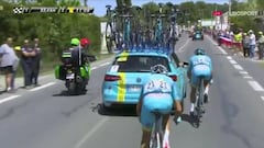 Fabio Aru va trascoche tras cambiar de bicicleta durante la 12&ordf; etapa del Tour de Francia camino del Mont Ventoux.