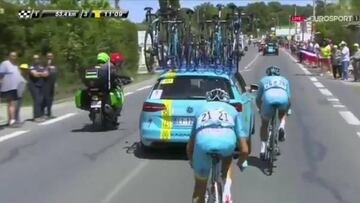 Fabio Aru va trascoche tras cambiar de bicicleta durante la 12ª etapa del Tour de Francia camino del Mont Ventoux.