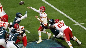 Glendale (United States), 12/02/2023.- Kansas City Chiefs quarterback Patrick Mahomes (C) throws a pass under pressure from the Philadelphia Eagles in the second quarter of Super Bowl LVII between the AFC champion Kansas City Chiefs and the NFC champion Philadelphia Eagles at State Farm Stadium in Glendale, Arizona, 12 February 2023. The annual Super Bowl is the Championship game of the NFL between the AFC Champion and the NFC Champion and has been held every year since January of 1967. (Estados Unidos, Filadelfia) EFE/EPA/JOHN G. MABANGLO
