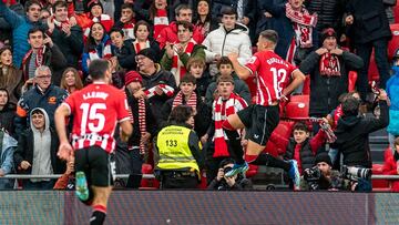 BILBAO, 02/12/2023.- El delantero del Athletic Club de Bilbao Gorka Guruzeta (d) celebra marcar el primer gol del equipo bilbaíno, durante el partido de Liga en Primera División ante el Rayo Vallecano que disputan este sábado en el estadio de San Mamés, en Bilbao. . EFE/Javier Zorrilla