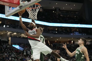 Justise Winslow penetra ante Bobby Portis y Grayson Allen (Milwaukee Bucks)== FOR NEWSPAPERS, INTERNET, TELCOS & TELEVISION USE ONLY ==