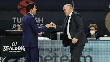 Xavi Pascual, entrenador del Zenit San Petersburgo, y Pablo Laso, del Real Madrid, se saludan antes de uno de sus duelos en la Euroliga.