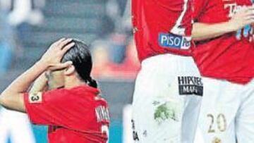 <b>LÁSTIMA. </b>Mingo, Pinilla y David Generelo se lamentan por un tanto recibido en el Nou Estadi.