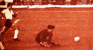 Fabián Muñoz Centurión jugó dos partidos y anotó un gol por los albos en 1966.