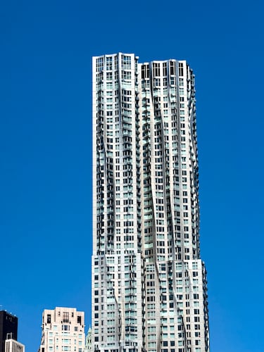 Es un rascacielos de 76 pisos diseñado por el Gehry en la Ciudad de Nueva York, en el n.º 8 de la calle Spruce, en el barrio de Manhattan, justo al sur del City Hall Plaza y el puente de Brooklyn. Este edificio de viviendas de lujo alberga en su parte inferior, sus primeras cinco plantas, una escuela primaria pública. Además hay una zona del edificio que alberga un hospital.