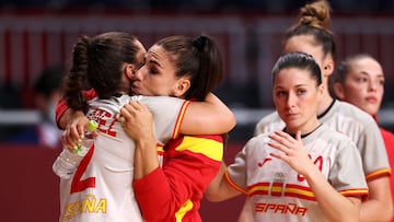 Carmen Martín consuela a Marta López después de la derrota ante las rusas.