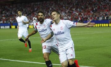 Coke y Gameiro celebran un gol con el Sevilla en un partido ante la Fiorentina.