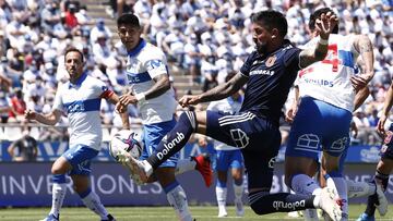 Futbol, Universidad Catolica vs Universidad de Chile.
Fecha 31, campeonato Nacional 2021.
El jugador de Universidad Catolica Alfonso Parot, derecha, disputa el balon con Ramon Arias de Universidad de Chile durante el partido de primera division realizado en el estadio San Carlos de Apoquindo de Santiago, Chile.
07/11/2021
Felipe Zanca/Photosport
Football, Universidad Catolica vs Universidad de Chile.
31th date, 2021 National Championship.
Universidad Catolica's player Alfonso Parot, right, vies for the ball against Ramon Arias of Universidad de Chile during the first division match held at the San Carlos de Apoquindo stadium in Santiago, Chile.
07/11/2021
Felipe Zanca/Photosport