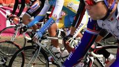 A Contador le pilla un abanico y luego sufre una caída