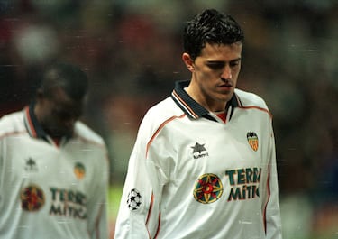 En el Valencia, jugó en la temporada 1999–2000, aunque con participación limitada. Disputó 8 partidos oficiales, en un equipo que alcanzó la final de la Champions League. Su paso por Mestalla fue breve, antes de continuar su carrera en clubes como Espanyol y Lleida.