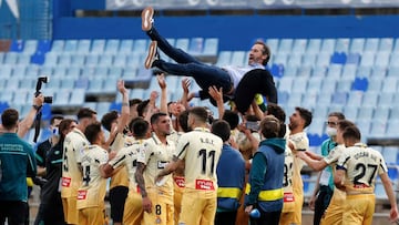 ZARAGOZA, 08/05/2021.- Los jugadores del Espanyol celebran con el t&eacute;cnico espa&ntilde;olista, Vicente Moreno, su ascenso a Primera Divisi&oacute;n tras finalizar el partido de Liga Smartbank disputado ante el Zaragoza hoy en estadio de La Romareda.