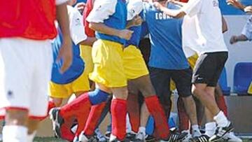 <b>VENCEDORES Y VENCIDOS</b>. La alegría de los ecuatorianos contrasta con la resignación de un peruano.