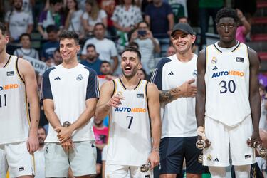 Los jugadores del Real Madrid felices tras la victoria. 
 
