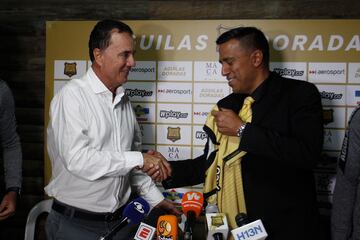 César Farías, nuevo entrenador de Águilas Doradas.