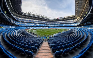 Finalmente en los 2000 (tras diversas obras que incluyeron la creación del Museo Blanco, la nueva tienda...) se amplió el ala este de la Calle Padre Damián pasando a quedar todas las gradas cubiertas. El nuevo aforo es de 81.044 localidades. 
