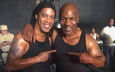 El exfutbolista brasileño Ronaldinho hizo su debut en Hollywood en la película de artes marciales Kickboxer: Retaliation (2018), la segunda entrega de la trilogía que reinicia la saga original de Jean-Claude Van Damme, junto a otras personalidades como Mike Tyson, Christopher Lambert o Hafþór Júlíus Björnsson.