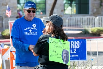 Voluntarios demócratas en las puertas de un centro de votación durante las elecciones presidenciales en el Ayuntamiento de Surprise, Arizona.