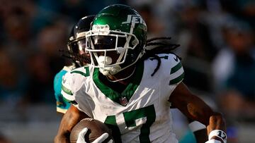 JACKSONVILLE, FLORIDA - DECEMBER 15: Davante Adams #17 of the New York Jets carries the ball after a reception for a touchdown against the Jacksonville Jaguars during the fourth quarter at EverBank Stadium on December 15, 2024 in Jacksonville, Florida. Mike Ehrmann/Getty Images/AFP (Photo by Mike Ehrmann / GETTY IMAGES NORTH AMERICA / Getty Images via AFP)