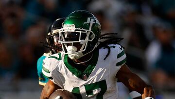 JACKSONVILLE, FLORIDA - DECEMBER 15: Davante Adams #17 of the New York Jets carries the ball after a reception for a touchdown against the Jacksonville Jaguars during the fourth quarter at EverBank Stadium on December 15, 2024 in Jacksonville, Florida. Mike Ehrmann/Getty Images/AFP (Photo by Mike Ehrmann / GETTY IMAGES NORTH AMERICA / Getty Images via AFP)