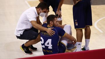 Mike Daum, alero del Monbus Obradoiro, tras lesionarse contra el Herbalife Gran Canaria.