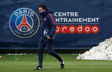 Paris St Germain coach Unai Emery during training