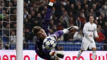 <b>EN EL AIRE. </b>De Gea, en una parada con el Atlético. El Manchester le quiere el año próximo.