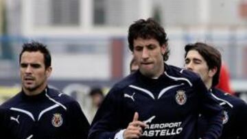 <b>RESPIRO TRAS LA VICTORIA. </b>Capdevila, uno de los goleadores de ayer, conversa con David Fuster durante la sesión de trabajo de ayer.