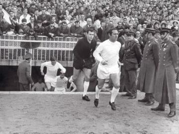 Con la aparición de los amplios estadios, casi todos los vestuarios se dispusieron bajo las gradas, en los laterales del terreno de juego. Desde ahí árbitros y jugadores saltaban al campo decididos a disputar el encuentro.