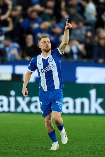 El jugador del equipo babazorro se sacó de la chistera un gran disparo para empatar el partido. Desde su llegada desde el Racing de Ferrol, cada partido demuestra que es diferencial.