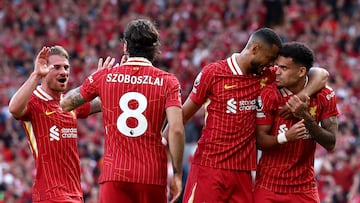 LIVERPOOL (United Kingdom), 27/04/2025.- Luis Diaz (R) of Liverpool celebrates with teammates after scoring the 1-1 during the English Premier League soccer match between Liverpool FC and Tottenham Hotspur, in Liverpool, Britain, 27 April 2025. (Reino Unido) EFE/EPA/ADAM VAUGHAN EDITORIAL USE ONLY. No use with unauthorized audio, video, data, fixture lists, club/league logos, 'live' services or NFTs. Online in-match use limited to 120 images, no video emulation. No use in betting, games or single club/league/player publications.
