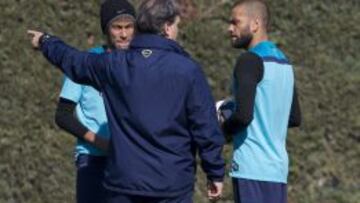 Martino habla con Neymar y Alves