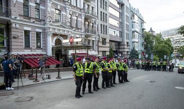 Fuertes medidas de seguridad en el hotel del conjunto blanco.