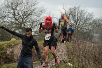 Tough Guy es una prueba extrema en la que los corredores deben superar todo tipo de obstáculos como brasas ardientes, piscinas de lodo, barrizales cubiertos de alambradas, muros y túneles claustrofóbicos.