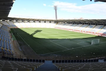 Un estadio más que acostumbrado a albergar partidos de alto nivel. La Cultural Leonesa vive cada fin de semana de las voces y rugidos de su afición en el Reino de León. Aunque parezca un estadio clásico en el fútbol español se inauguró en mayo de 2001. Por allí, pese a que nunca se ha albergado un partido de Primera División, han pasado el Barcelona de Guardiola, el Real Madrid de Zidane o el Atlético de Madrid de Simeone debido a la tradicional participación en Copa de la ‘Cultu’. Precisamente este año los leoneses lograron derrocar al Atleti, en una noche inolvidable donde los leones de la grada rugieron como nunca.

Sorprendente, pero cierto. La Cultural Leonesa ha sido la sexta mejor local del Grupo II de Segunda División B, con un total de 28 puntos. Sus números no han sido malos, pero el nivel de la categoría ha sido alto. Cuatro empates y una derrota, no obstante, no eran los resultados esperados en 13 partidos. Quizás todo se compense con el triunfo en la prórroga ante el Atlético de Madrid o el empate y la tanda de penaltis frente al Valencia. Sea como fuere, año de más alegrías que desgracias que se puede rematar con un ascenso soñado.