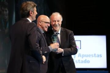 Vicente del Bosque entrega el premio a la Selección Española de fútbol Sub-19 (Campeona de Europa en Grecia 2015).