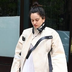 El sorprendente look de Rosalía con una camisa de fuerza del que se habla en las redes sociales