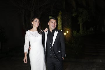 Santiago, 07 de julio 2017.
El futbolista Gary Medel junto a su esposa Cristina Morales saludan a la prensa durante su fiesta de matrimonio.

Karin Pozo/Photoport