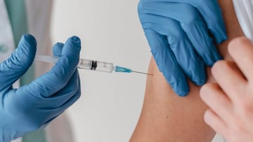 Inicia la Campaña Invernal de Vacunación 2025, aquí te decimos quiénes y dónde aplicarse las dosis de influenza, covid-19 y neumococo.