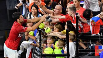 Djokovic firma autógrafos en la ATP Cup.