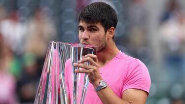 Carlos Alcaraz posa con el trofeo que le acredita como campeón del Masters 1.000 de Indian Wells.