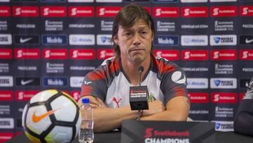 Mat&iacute;as Almeyda, director t&eacute;cnico de Chivas, en conferencia de prensa de la Concachampions. 