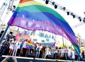 GRA247. MADRID, 01/07/2017.- Las distintas asociaciones organizadoras del World Pride 2017 y representantes políticos, tras el manifiesto que han ofrecido esta tarde en la Plaza de Colón de Madrid. EFE/Javier López.