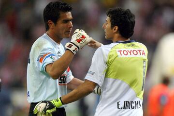 Después de jugar ocho años para Chivas, equipo de sus amores, fichó por Santos en 2007. Enfrentó por primer vez al Rebaño en la jornada 2 del Clausura 2007, partido que terminó con triunfo 3-2 para los rojiblancos en Torreón. En total, 'San Oswaldo' se midió 15 veces a Chivas, con un saldo de ocho triunfos, tres empates y cuatro derrotas.