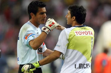 Después de jugar ocho años para Chivas, equipo de sus amores, fichó por Santos en 2007. Enfrentó por primer vez al Rebaño en la jornada 2 del Clausura 2007, partido que terminó con triunfo 3-2 para los rojiblancos en Torreón. En total, 'San Oswaldo' se midió 15 veces a Chivas, con un saldo de ocho triunfos, tres empates y cuatro derrotas. 