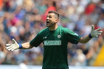 Fichado del Racing de Avellaneda como guardameta de futuro, el portero argentino no lograría consolidarse en la plantilla blanca. Con el fichaje de César, Bizzarri fue cedido al Valladolid, pero estaría allí seis campañas. Tras una temporada en el Nàstic (2006-07), se marcharía al Calcio italiano, en donde ha jugado en diversos equipos hasta su retirada en 2020. Jugó un amistoso con los veteranos del Madrid ante el Bologna en 2019. Encajó dos goles en cuatro encuentros en esta Champions.